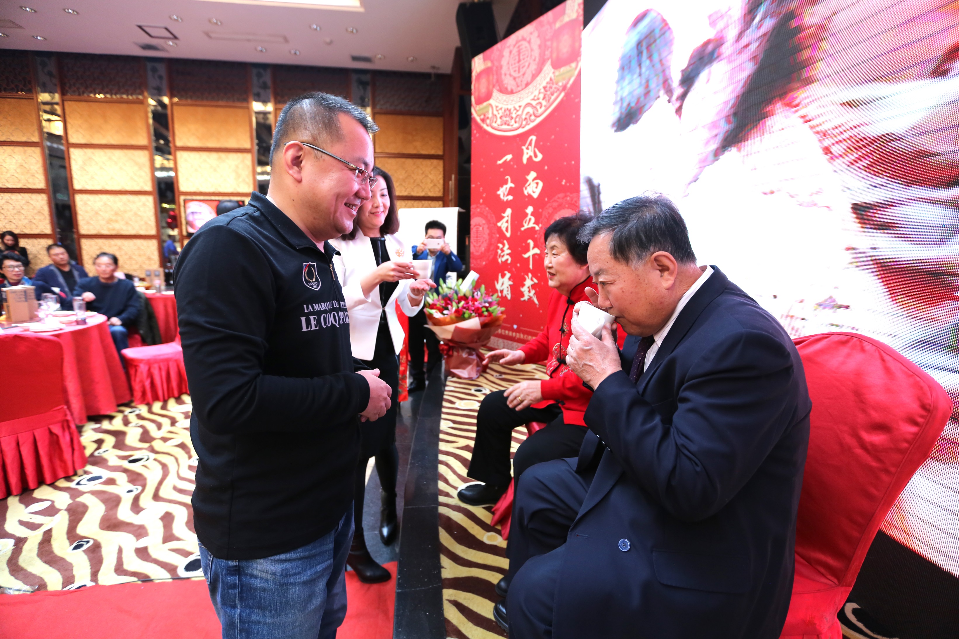 相濡以沫五十載 風(fēng)雨征程琴瑟鳴 恒運(yùn)能源集團(tuán)為員工夫婦舉辦金婚慶典